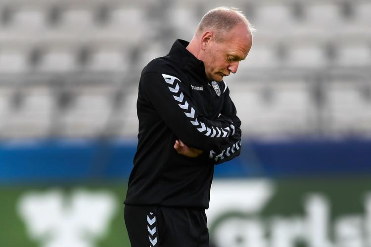 I to år har Niels Frederiksen stået i spidsen for U21-landsholdet, og hans periode kulminerer nu med EM i Polen, hvor mandskabet træner på et forfaldent stadion i Kraków med flot græs. 