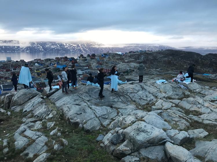 Børn fra børnehjemmet i Uummannaq er søgt i sikkerhed på en fjeldtop. 