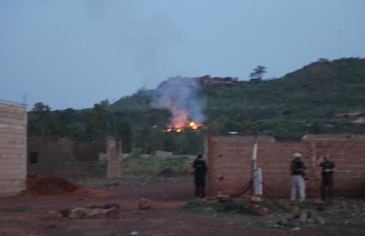 Røg og ild kan ses ved feriestedet Le Campement i Mali. 