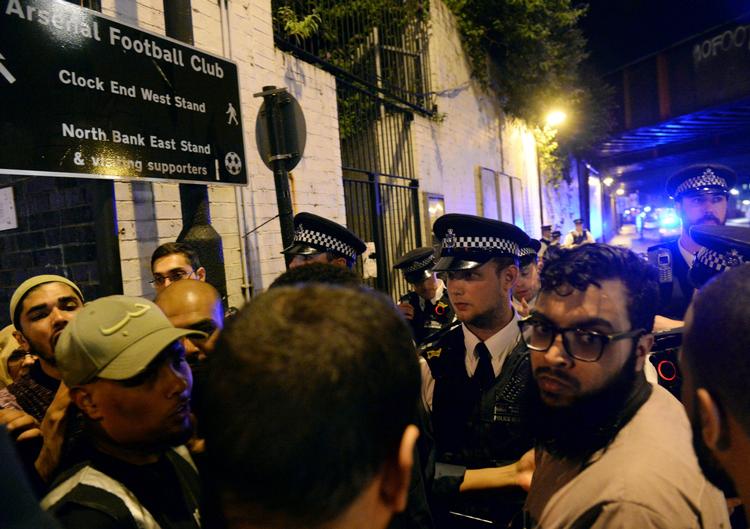 Mindst en person er dræbt efter en varevogn er kørt ind i fodgængere i London. 