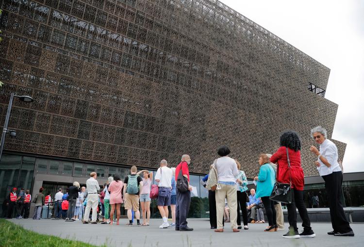 Folk står i kø til National Museum of African Amrican history & Culture i Washington, hvor der den 31. maj blev fundet en løkke inde i udstillingen. Lørdag blev endnu en løkke fundet i Washington.  