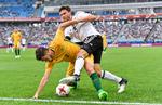 Jonas Hector (hvidt) kæmper om bolden med Australiens Mathew Leckie. 