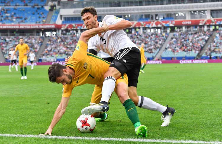 Jonas Hector (hvidt) kæmper om bolden med Australiens Mathew Leckie. 