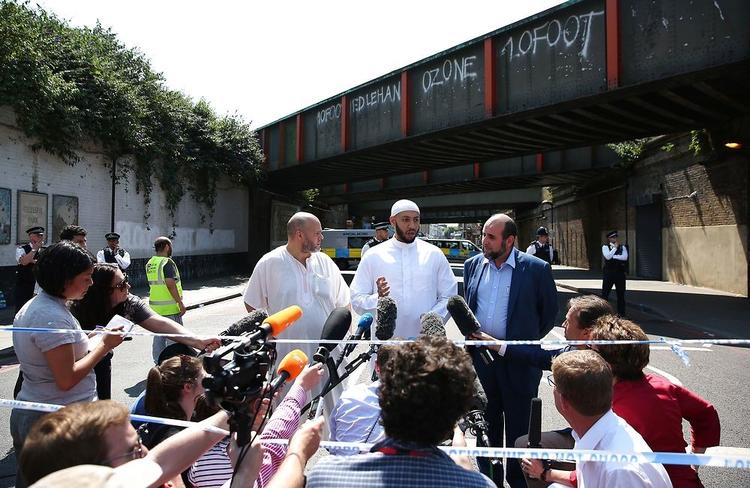 Imam Mohammed Mahmoud roses for sin resolutte og rolige indgriben efter angrebet, der dræbte en og sårede ti i bydelen Finsbury Park i London.
 / AFP PHOTO / Isabel INFANTES 