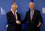 EU’s chefforhandler Michel Barnier og Storbritanniens Brexitminister David Davis mødtes mandag til første forhandlinger om Storbritanniens skilsmisse fra EU. 