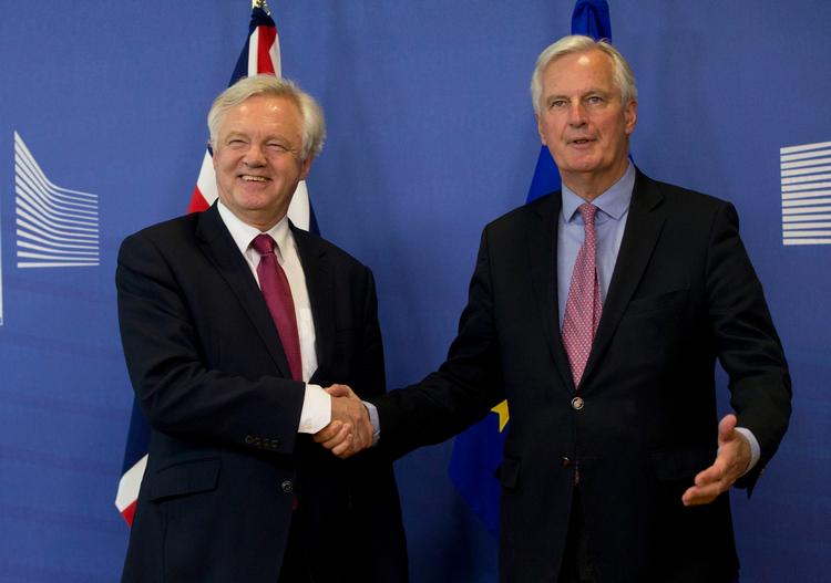 EU’s chefforhandler Michel Barnier og Storbritanniens Brexitminister David Davis mødtes mandag til første forhandlinger om Storbritanniens skilsmisse fra EU. 