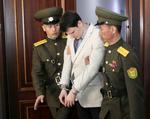 Otto Warmbier, center fotograret sidste år, hvor han føres ind i den nordkoreanske højesteret.  