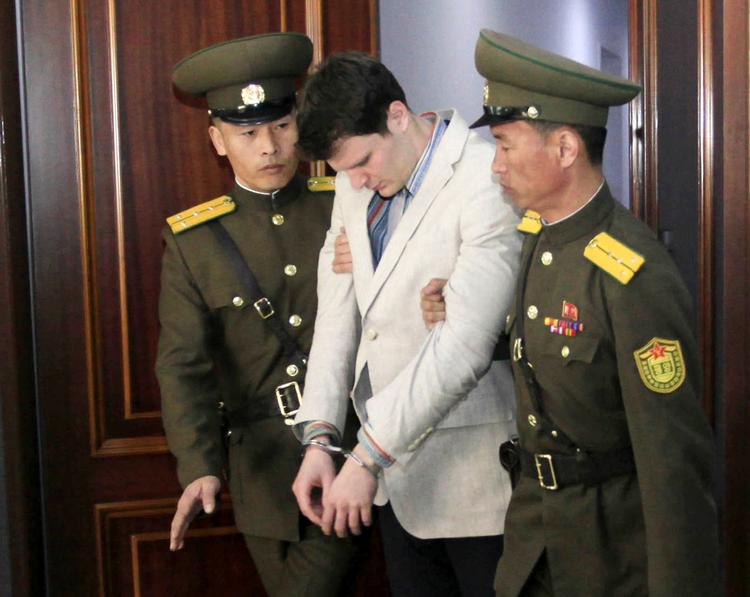 Otto Warmbier, center fotograret sidste år, hvor han føres ind i den nordkoreanske højesteret.  