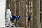 Liget af den 31-årige  mand, der kørte ind i politibilen, køres væk.  