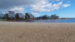 Stranden i Kristiansand i Norge ser måske ikke ud af meget, men den er verdens dyreste, hvis man skal købe sololie og have noget at spise og drikke. 