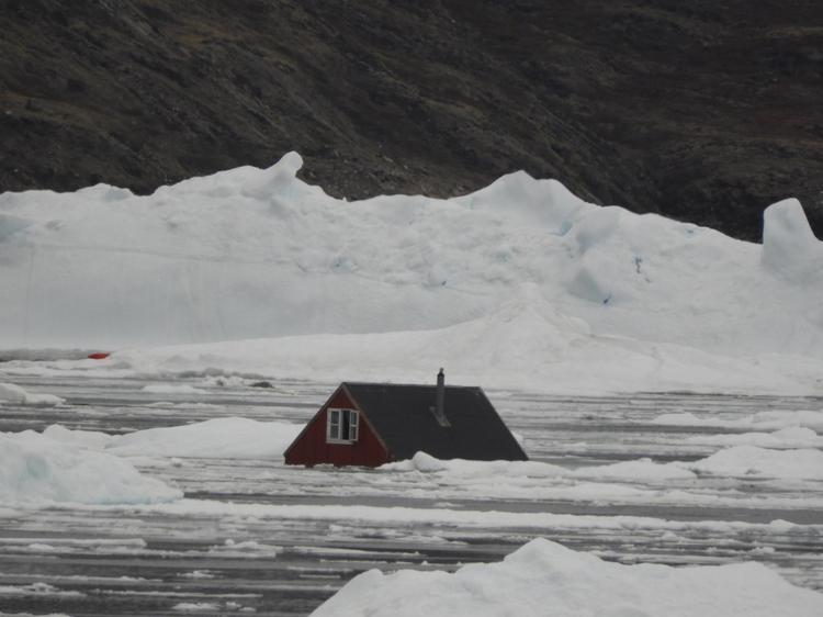 Bygden Nuugaatsiaq efter oversvømmelse og jordskred. Et nyt klippeskred truer i Grønland. 
