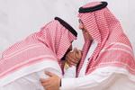 Nnsdag morgen viste saudiarabisk tv, at den nye kronprins kyssede sin forgængers hånd i respekt. Og at forgængeren lovede sin afløser sin loyalitet. Det modsatte ville have kompliceret hans liv. 