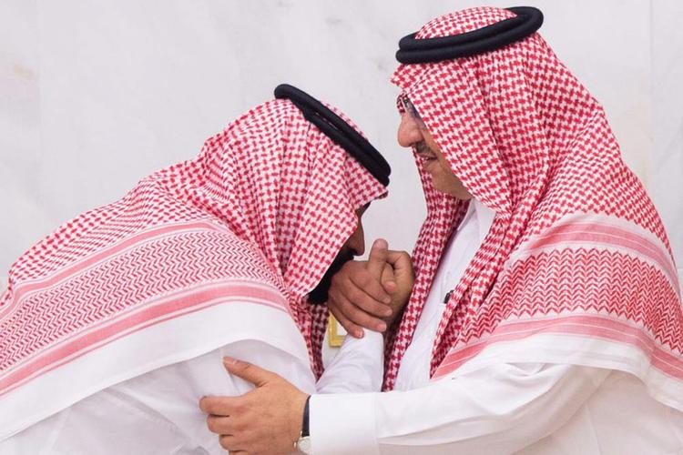 Nnsdag morgen viste saudiarabisk tv, at den nye kronprins kyssede sin forgængers hånd i respekt. Og at forgængeren lovede sin afløser sin loyalitet. Det modsatte ville have kompliceret hans liv. 
