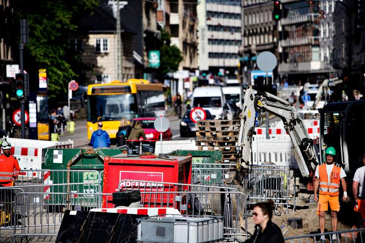  Et af de steder i København, hvor et stort vejarbejde sætter tålmodigheden på prøve, er på Vesterbrogade. Det er ikke så længe siden, at den vigtige færdselsåre seneste var gravet op.  