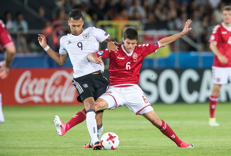 Kort inde i anden halvleg bragte Davie Selke tyskerne foran med 1-0 mod Danmark ved U21 EM - her er han i duel med danske Christian Nørgaard. 