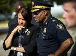 Borgmester i Flint, Karen Weaver, taler med en betjent fra forbundspolitiet FBI. 