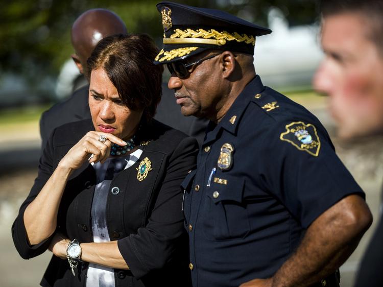 Borgmester i Flint, Karen Weaver, taler med en betjent fra forbundspolitiet FBI. 