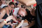 Jan Magnussen er en populær skikkelse blandt de mange danske motorsportsfans ved Le Mans, og her er han under dette års udgave i gang med autografskrivningen. 