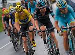 Wout Poels på hjul af Fabio Aru guider Chris Froome gennem en af sidste års svære Alpe-etaper i Touren. 
