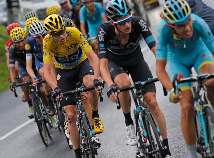 Wout Poels på hjul af Fabio Aru guider Chris Froome gennem en af sidste års svære Alpe-etaper i Touren. 