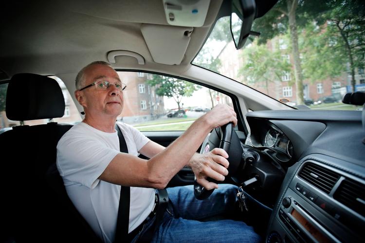 Samkørselstjenesten GoMore oplever, at chauffører over 60 er mere populære end de yngre. Her Peter Ganer, 72 år, i Fiat´en på Vesterbro.  