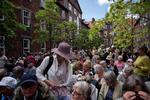 Der var gang i den i den solbeskinnede, brostensbelagte gård. Vartov i København er de danske højskolers hovedsæde. 