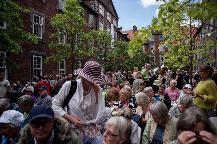 Der var gang i den i den solbeskinnede, brostensbelagte gård. Vartov i København er de danske højskolers hovedsæde. 