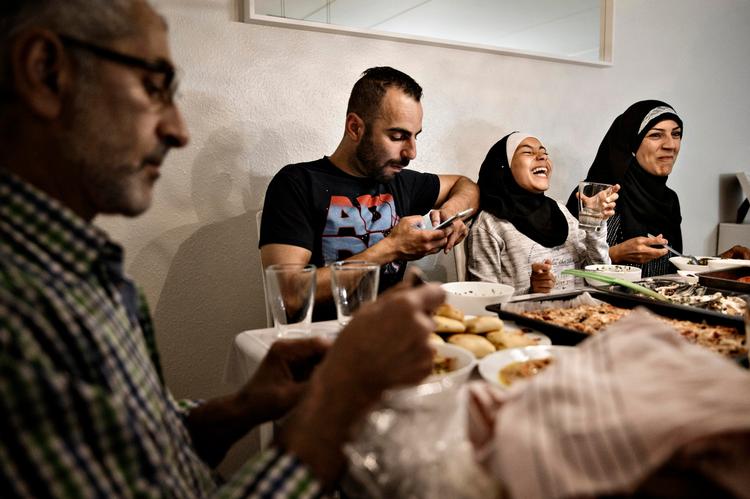 Under ramadan gælder reglerne om ingen mad, drikke, røg eller seksuelt samkvem fra daggry til solnedgang. Til gengæld er alt dette tilladt om natten. 