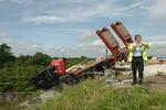 Lastbil kørt ud over bro og stopper togtrafik ved Slagelse
