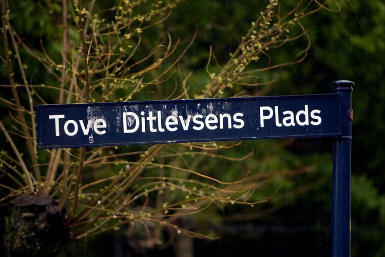 Ibyens klummeskribent anbefaler, at man tager en tur rundt i København og kigger på gadeskilte. Her er Tove Ditlevsen Plads, der ligger på Vesterbro, hvor forfatteren blev fødte og boede.  