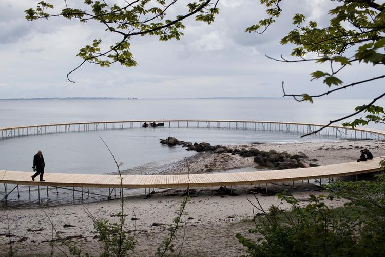 Oprindeligt var Den uendelige bro et midlertidigt værk til Sculpture by the Sea i 2015.
Efter massivt folkeønske har Aarhus Kommune nu rejst broen igen og rustet den som permanent bro.    
Foto: Mathias Svold 