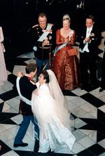 Prins Joachim gifter sig med Alexandra Christina Manley den 18. november 1995. Det nygiftepar danser brudevalsen uden festen på Fredensborg Slot. 