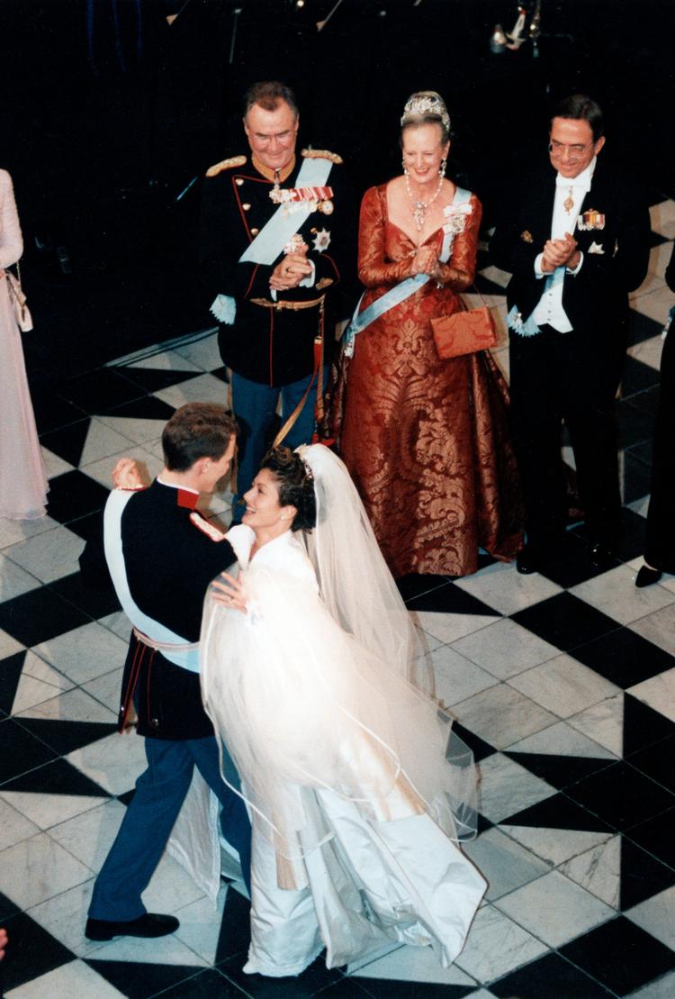 Prins Joachim gifter sig med Alexandra Christina Manley den 18. november 1995. Det nygiftepar danser brudevalsen uden festen på Fredensborg Slot. 