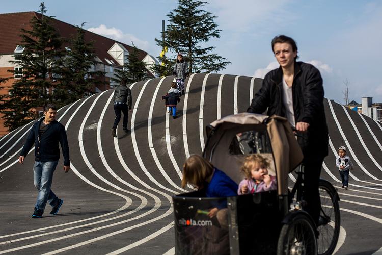 Superkilen på Nørrebro er et godt eksempel på, at en investering i arkitektur og byplanlægning har givet et udsat område et løft. 