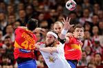 Danmarks seneste møde med Spanien var ved EM i 2016. Danmark vandt 27-23, men Spanien gik videre og nåede finalen mod Tyskland, mens Danmark endte i en kamp om 5.-pladsen. 