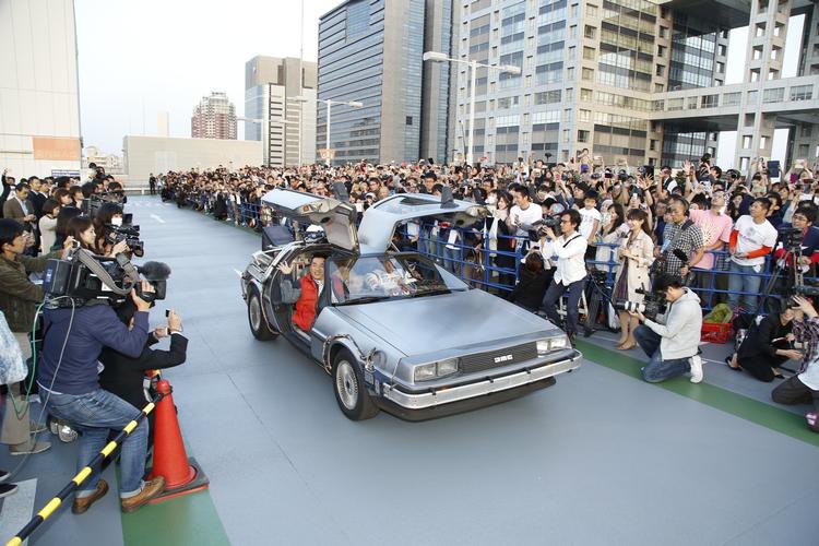 Tilbage til Fremtiden. En DeLorean-bil, der kan køre på ætanol dannet af gammelt tøj. Foto: Jeplan via Asahi Shimbun 