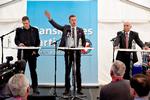 Lederen af Danskernes parti Daniel Carlsen  sammen med Gyldent Daggrys medlem af EU-Parlamentet, Georgios Epitideios på Folkemøde på Bornholm. 