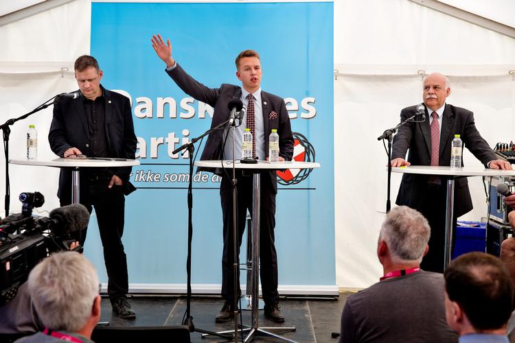 Lederen af Danskernes parti Daniel Carlsen  sammen med Gyldent Daggrys medlem af EU-Parlamentet, Georgios Epitideios på Folkemøde på Bornholm. 