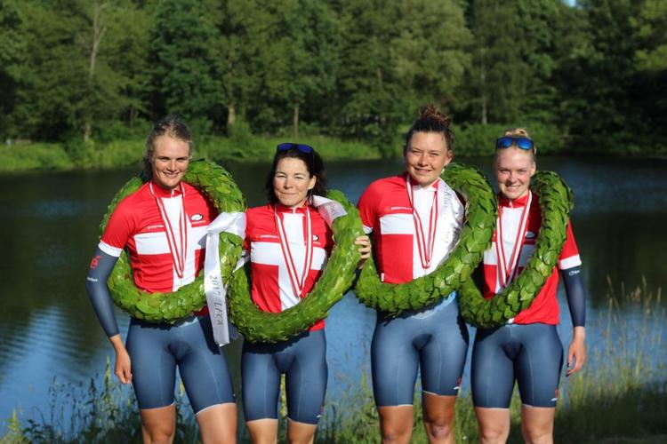 En uge efter, at Camilla Møllebro (nr. 2 fra venstre) sammen med Pernille Mathiesen, Christina Siggaard og Louise Norman Hansen havde erobret Dannebrogstrikot og laurbærkrans i holdløb, sikrede hun sig i dag samme udmærkelser i det individuelle landevejsløb ved Grindsted. 