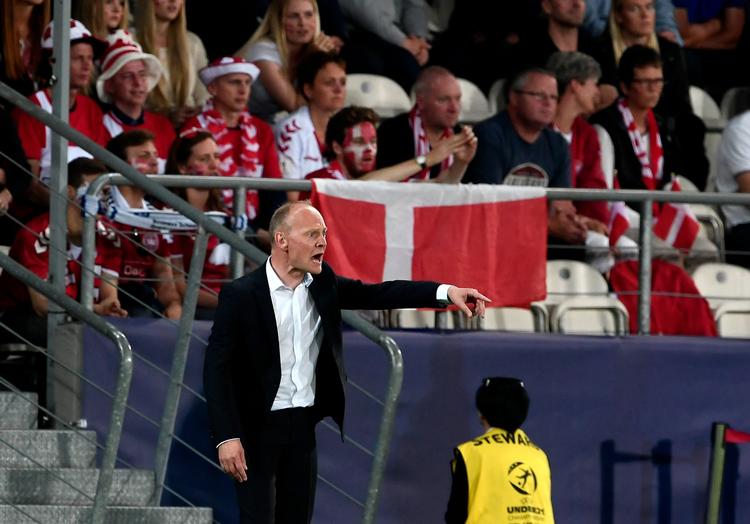 U21-landstræner Niels Frederiksen var som altid aktiv på sidelinjen, da Danmark spillede mod Tjekkiet i sin sidste gruppekamp ved EM - dette billede er dog fra opgøret mod Italien. 