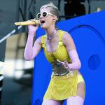 Hun udgav for nylig sit eget album 'Witness'. Men Katy Perry er også med på Calvin Harriss' nye album, der udkommer i den kommende uge. Her ses hun på scenen i byen i Tango, Californien i maj.  