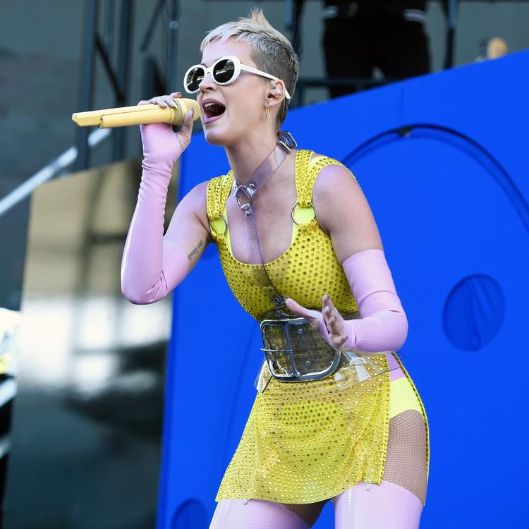 Hun udgav for nylig sit eget album 'Witness'. Men Katy Perry er også med på Calvin Harriss' nye album, der udkommer i den kommende uge. Her ses hun på scenen i byen i Tango, Californien i maj.  