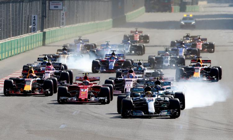 Lewis Hamilton førte fra start, men der blev roder noget rundt i placeringerne i Baku, hvor Kevin Magnussen startede som nummer 12, var oppe på 3.-pladsen og sluttede som nummer 7. 