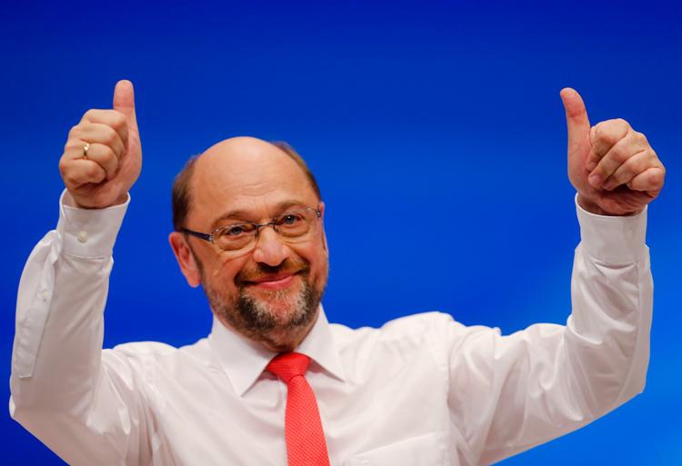 Martin Schulz vender tomlen op efter sin lange tale i Dortmund. Som en ægte fighter har han om ikke andet givet kampånd tilbage til partiet.) 