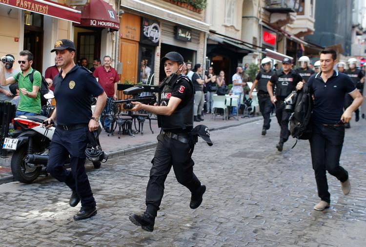 I slutningen af juni skred politiet i Istanbul ind med vandkanoner, tåregas og masseanholdelser ved en demonstration for seksuel ligebehandling. Udenrigsministeriet opfordrer blandt andet danskere til at holde sig fra store forsamlinger og demonstrationer i landet.  