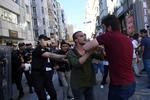 Politiet går ifølge det danske folketingsmedlem Lars Aslan Rasmussen hårdt til værks under Gay Parade i Istanbul, som det forsøger at opløse. En dansker er angiveligt blevet anholdt. Foto: Emrah Gurel/AP 