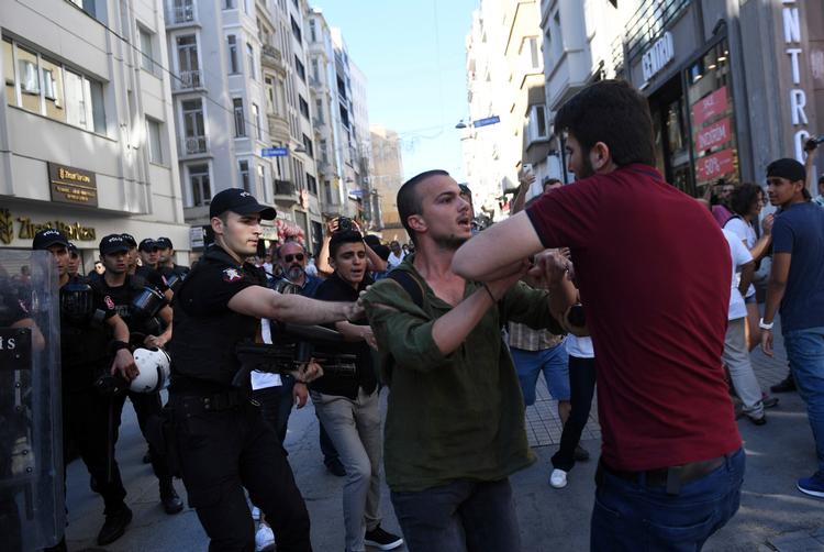 Politiet går ifølge det danske folketingsmedlem Lars Aslan Rasmussen hårdt til værks under Gay Parade i Istanbul, som det forsøger at opløse. En dansker er angiveligt blevet anholdt. Foto: Emrah Gurel/AP 