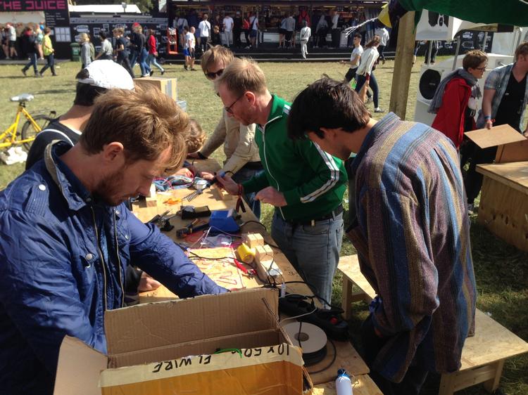 Hvis du gerne vil lave noget andet end at spille ølbowling hele dagen, er der rig mulighed for at udfolde dine skabende kræfter i makerområdet på dette års Roskilde.  