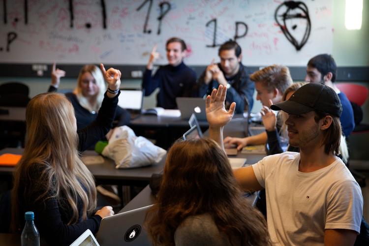 Gymnasierne kan nægte elever mulighed for at deltage i elevrådsmøder, hvis de vurderer, at det vil gå ud over elevens faglighed. Bestemmelsen, som undervisningsministeren selv har tilføjet i en bekendtgørelse, får kritik fra politikere fra både blå og rød fløj. Nu ændrer ministeren ordlyden. 