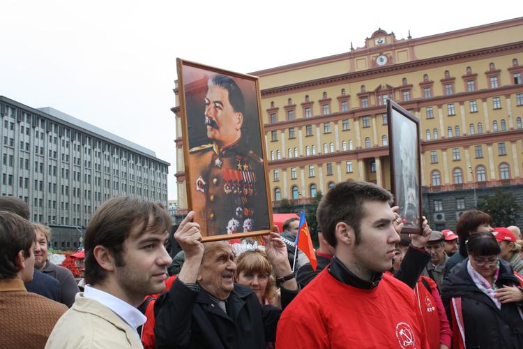 Kommunister demonstrerer - med plakater af Stalin og Lenin - foran efterretningstjenesten FSB’s hovedkontor i Moskva forud for parlamentsvalget i september sidste år. Foto: Thomas Heine 